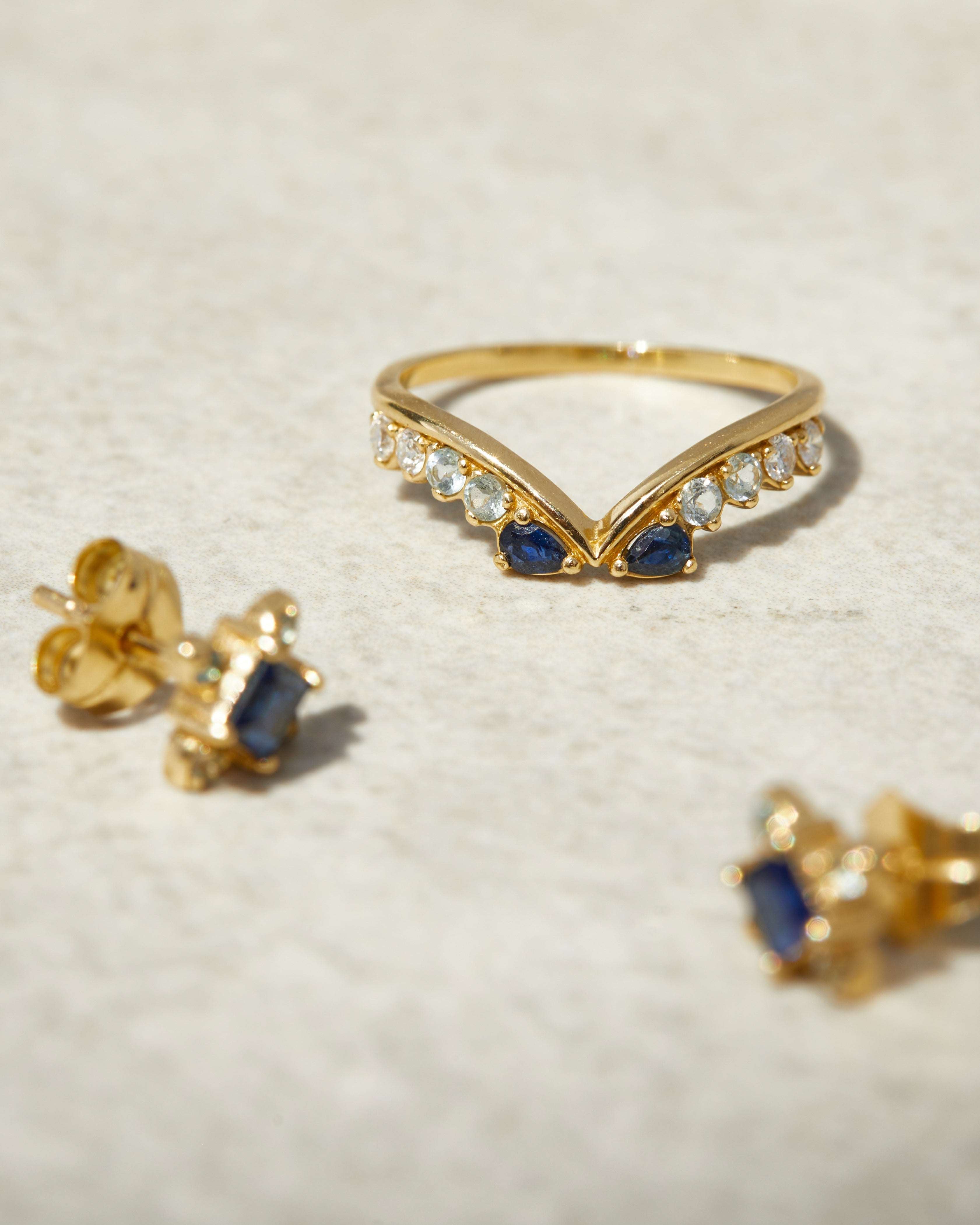 Anillo y pendientes de oro de 18kt con zafiros, topacios y diamantes